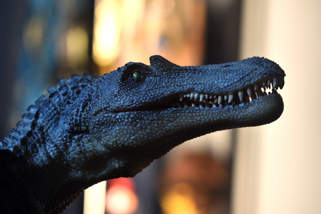 Reconstitution muséale de Spinosaurus aegyptiacus, crâne longiligne et dents coniques caractéristiques